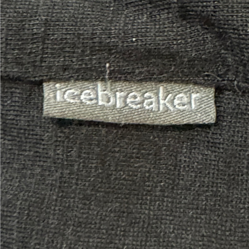 Icebreaker Black Long-Sleeve Peter crew neck with flaw - Picture 3 of 7